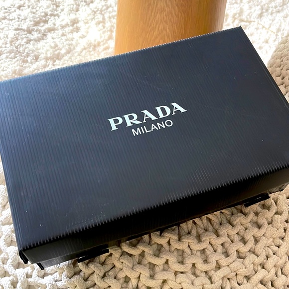Prada - Picture 1 of 4